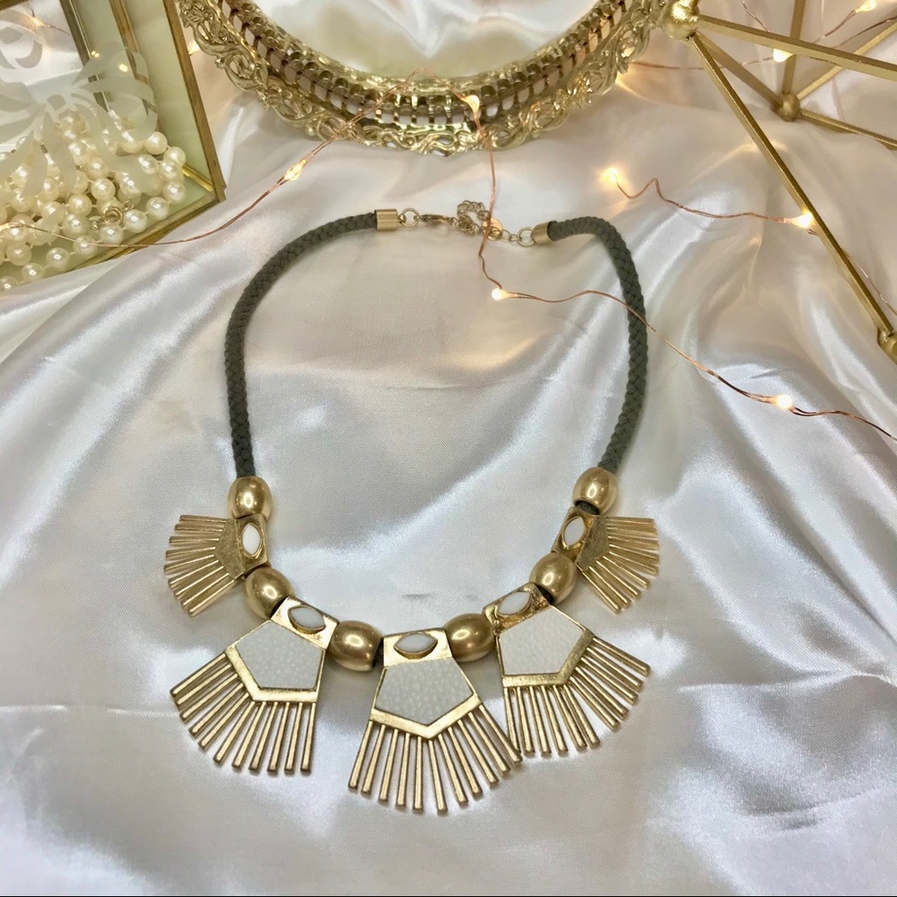 Boho Chick necklace | Gold and white faux leather - Picture 3 of 3
